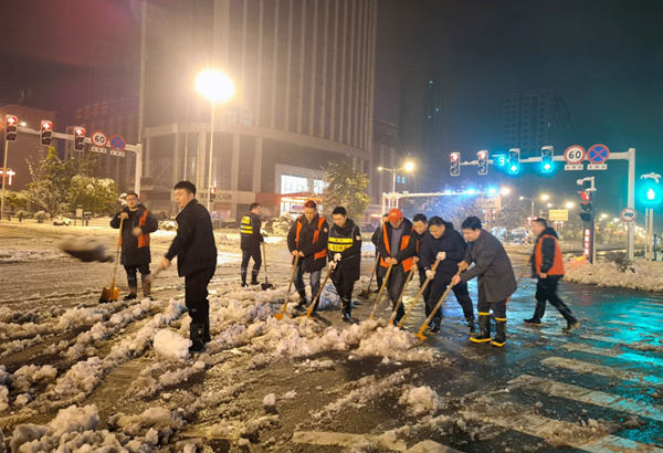 浏阳：浴“雪”奋战 积极应对低温雨雪天气