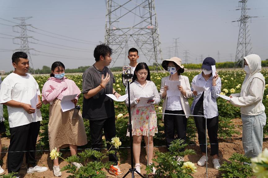 手机前干起“新农活” 辛选直播电商培训走进山东