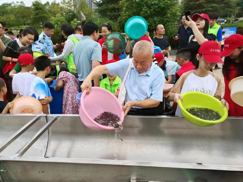 鱼儿游，生态美，百万鱼苗“安家”浏阳河