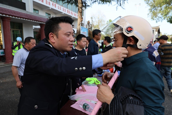 “美丽乡村行”交通安全巡回宣讲走进乡村