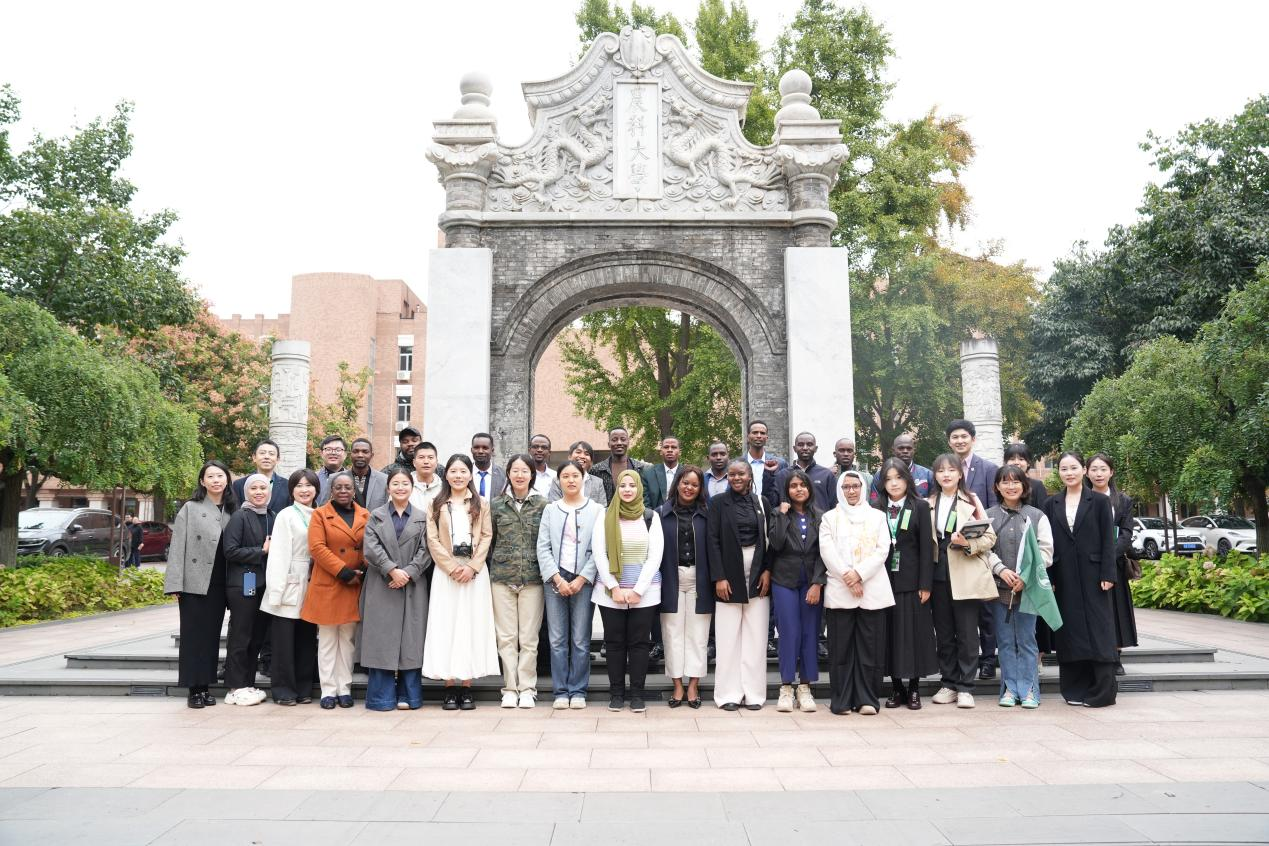 2025WAFI｜“全球青年论坛”嘉宾校园巡游活动举行