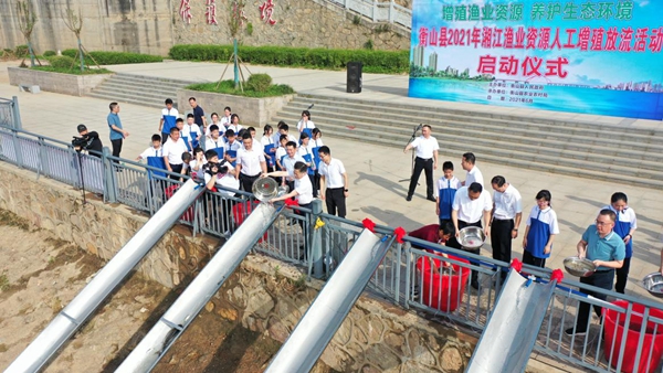 湖南衡山：渔业资源人工增殖放流 450万尾鱼苗投放湘江