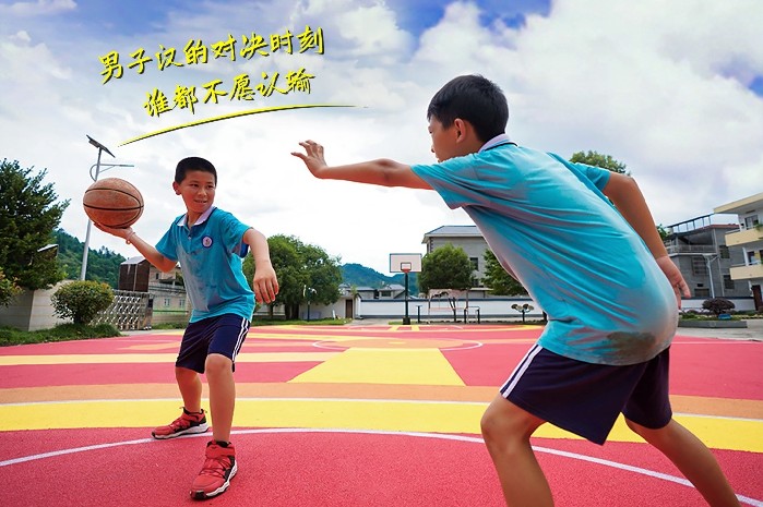 井冈山：共享单车轮胎变身环保篮球场