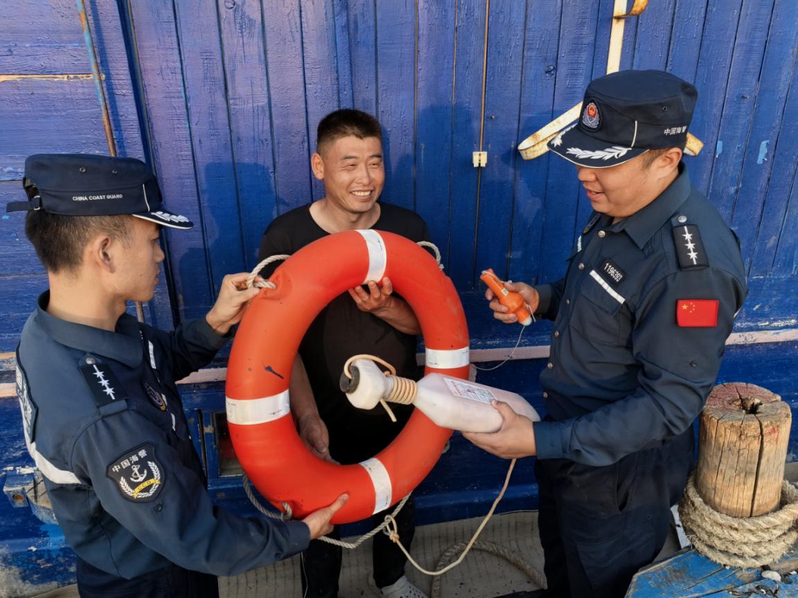 图片新闻 | 黄渤海开渔！海警守护金秋首捕