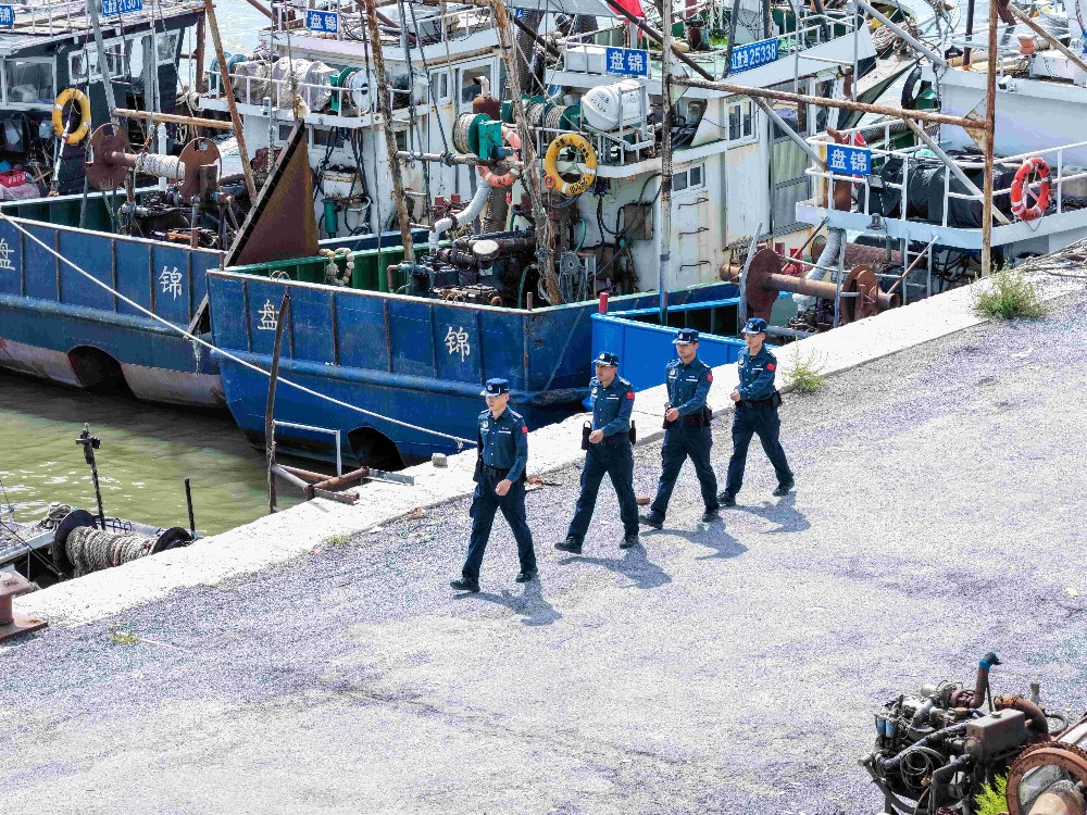 图片新闻 | 黄渤海开渔！海警守护金秋首捕