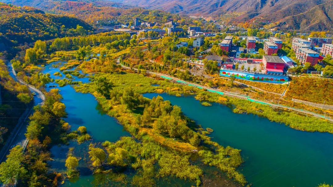 蓝天白云罩大地 青山绿水映京城