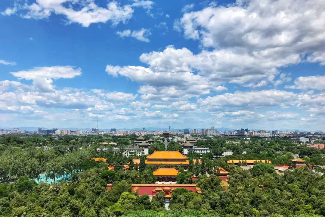 蓝天白云罩大地 青山绿水映京城