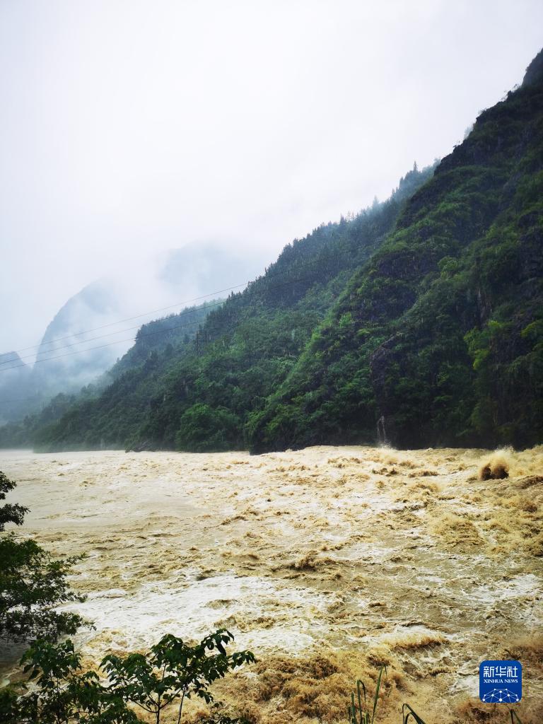 重庆6个区县遭遇大暴雨 3条河流超保证水位