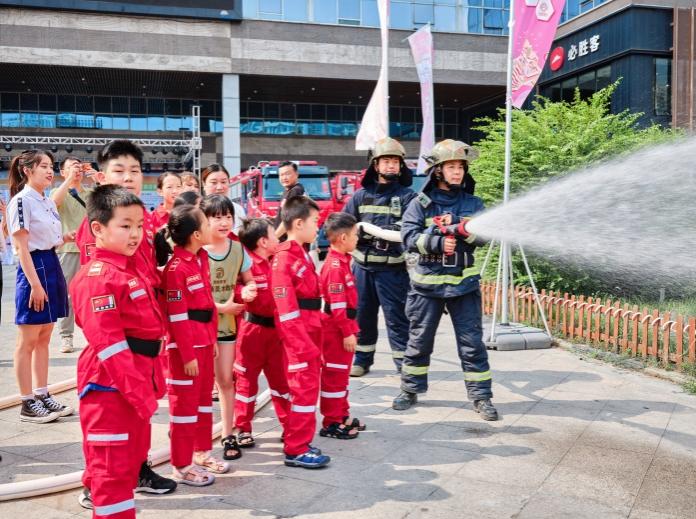 不同火情要用不同方式处理？ 小朋友们“边吃边学”应急知识