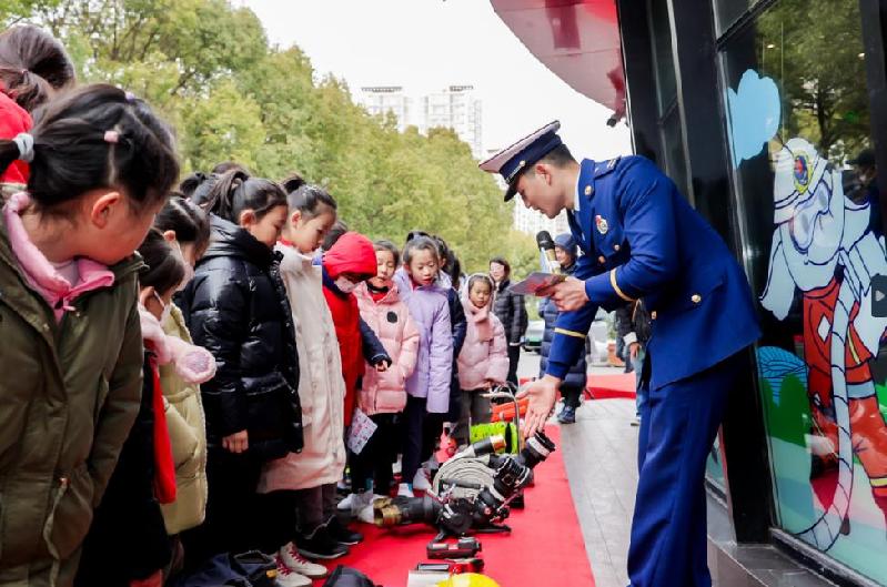 “蓝朋友”展示消防黑科技，“小小消防员”们边吃边学