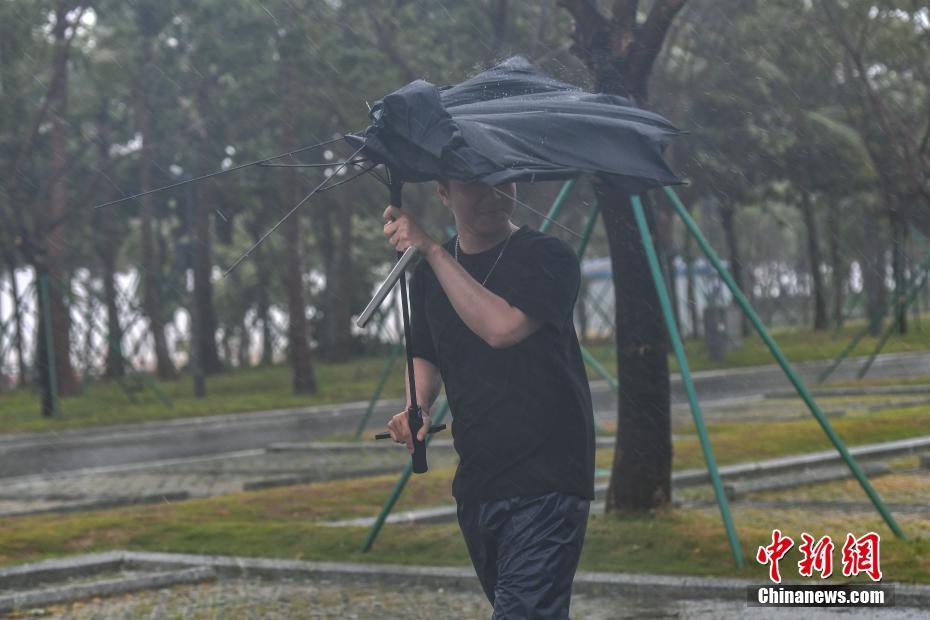 台风“蝴蝶”携较强风雨影响海南