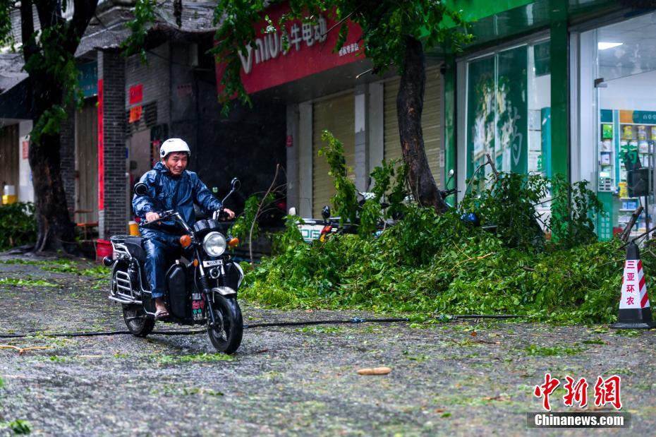 台风“蝴蝶”携较强风雨影响海南